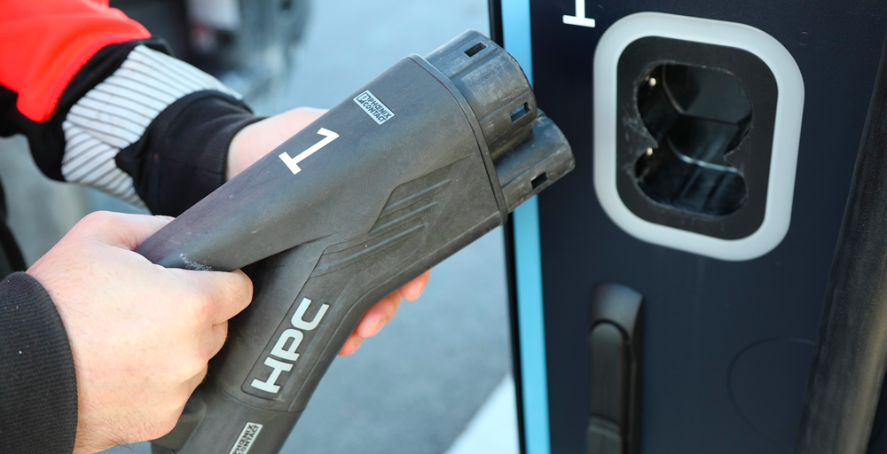 High-power HPC charging connector